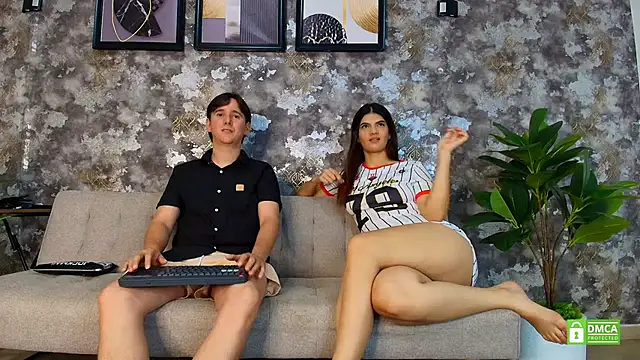 Snapshot of Mariana_and_Ronny chatting on 06/22/26, 04:53 Mariana and Ronny online show from 06/22/26, 04:53
