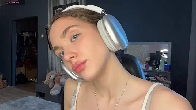 Veluxe online show from 04/01/26, 03:09