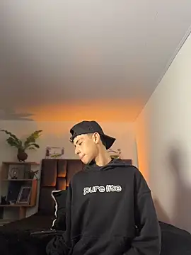 SebastianReed  online show from 04/05/26, 03:58
