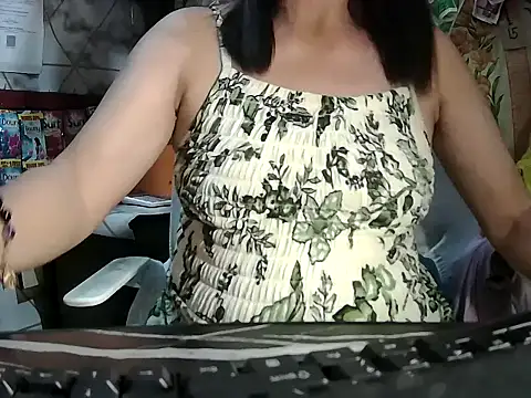 Snapshot of mommylicious_23 chatting on 06/21/26, 01:24 mommylicious 23 online show from 06/21/26, 01:24
