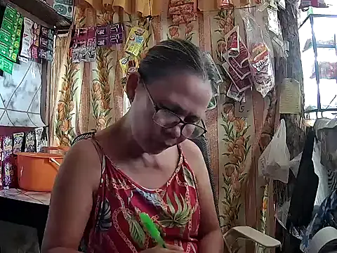 Snapshot of mommylicious_23 chatting on 07/19/26, 01:53 mommylicious 23 online show from 07/19/26, 01:53