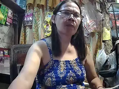 Snapshot of mommylicious_23 chatting on 07/22/26, 10:40 mommylicious 23 online show from 07/22/26, 10:40