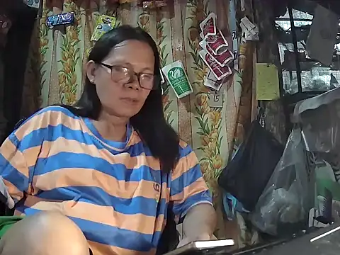 Snapshot of mommylicious_23 chatting on 07/28/26, 12:48 mommylicious 23 online show from 07/28/26, 12:48