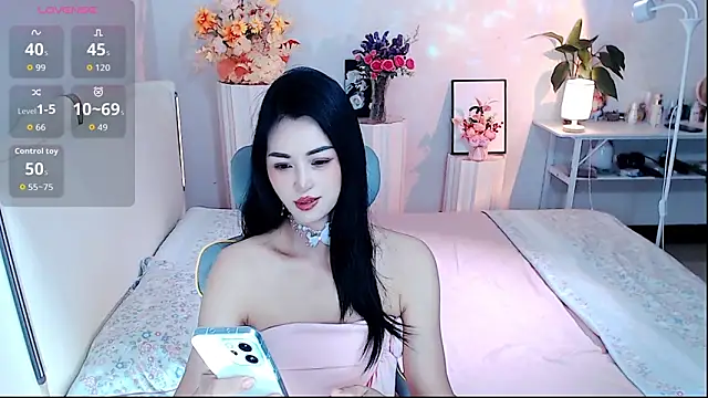Snapshot of Evelyn-007 chatting on 05/14/26, 02:24 Evelyn-007 online show from 05/14/26, 02:24