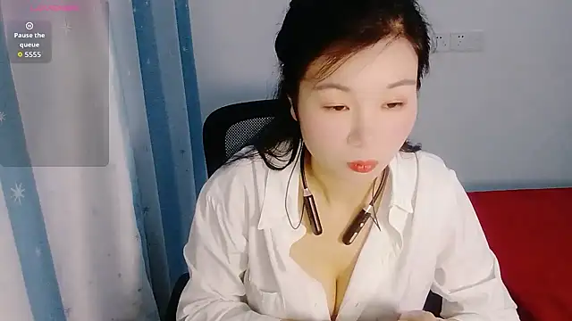 Snapshot of Lianzi-2026 chatting on 05/01/26, 12:21 Lianzi-2026 online show from 05/01/26, 12:21