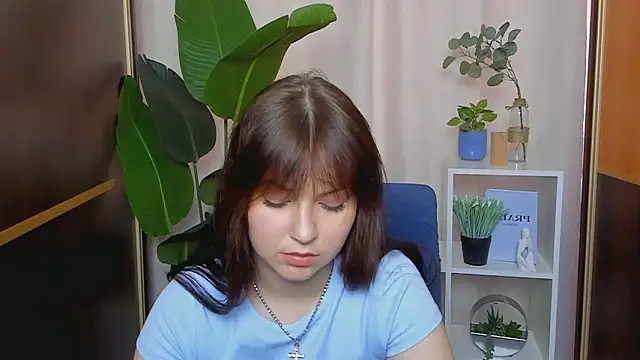 Snapshot of IzolaHirai chatting on 03/19/26, 07:34 IzolaHirai online show from 03/19/26, 07:34