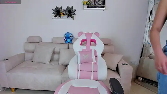 april smiith1 online show from 05/07/26, 12:21