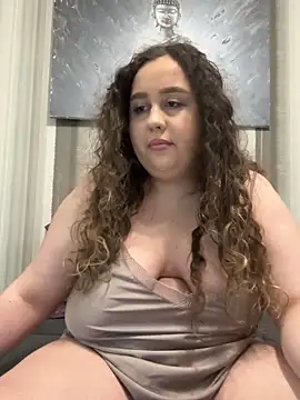 Snapshot of CurlyMaddie chatting on 04/20/26, 04:43 CurlyMaddie online show from 04/20/26, 04:43