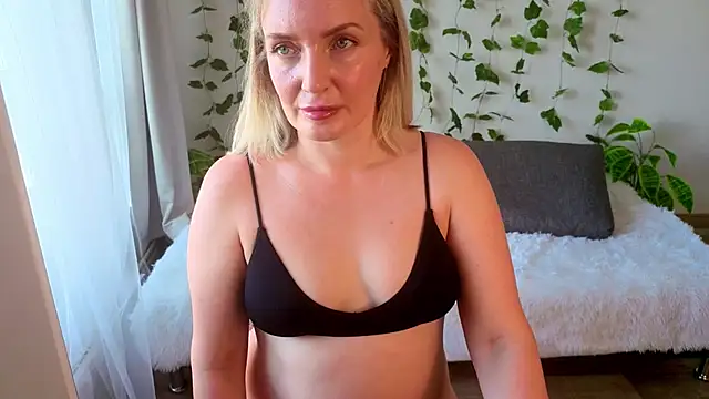 Snapshot of MonikFoxi chatting on 06/19/26, 04:50 MonikFoxi online show from 06/19/26, 04:50