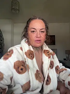 PrettyLittleCee online show from 03/26/26, 11:27