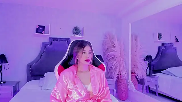 Snapshot of EmilyJohnsoon chatting on 04/25/26, 02:47 EmilyJohnsoon online show from 04/25/26, 02:47