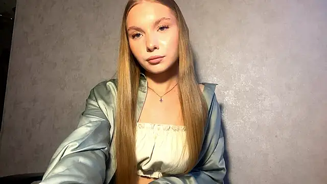 Snapshot of CarolineNine chatting on 04/18/26, 03:27 CarolineNine online show from 04/18/26, 03:27