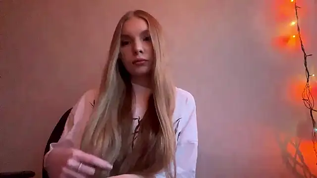 Snapshot of CarolineNine chatting on 05/04/26, 04:14 CarolineNine online show from 05/04/26, 04:14