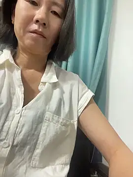 Snapshot of lilysister66 chatting on 06/14/26, 04:42 lilysister66 online show from 06/14/26, 04:42