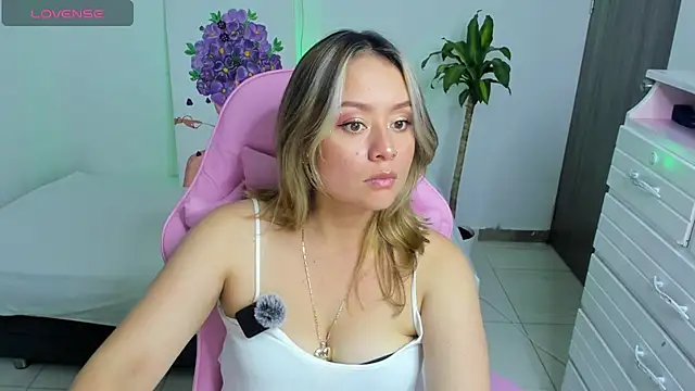 Snapshot of Ari_Angel23 chatting on 06/27/26, 05:34 Ari Angel23 online show from 06/27/26, 05:34