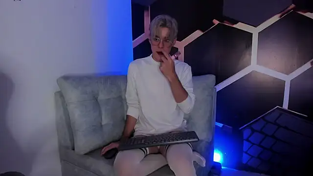 Snapshot of Tom_Parker_ chatting on 08/03/26, 10:35 Tom Parker online show from 08/03/26, 10:35