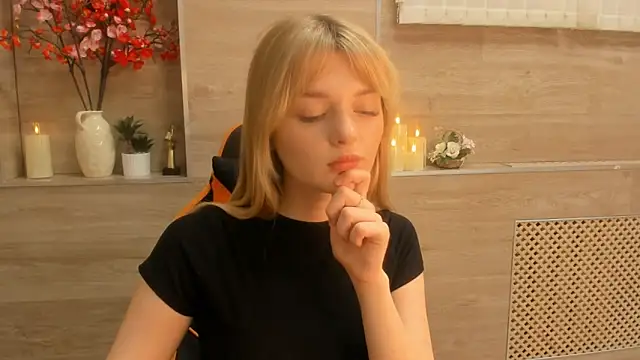 Snapshot of LoonelyTunes chatting on 03/31/26, 11:43 LoonelyTunes online show from 03/31/26, 11:43