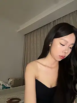 Snapshot of jolie_33 chatting on 05/31/26, 01:18 jolie 33 online show from 05/31/26, 01:18