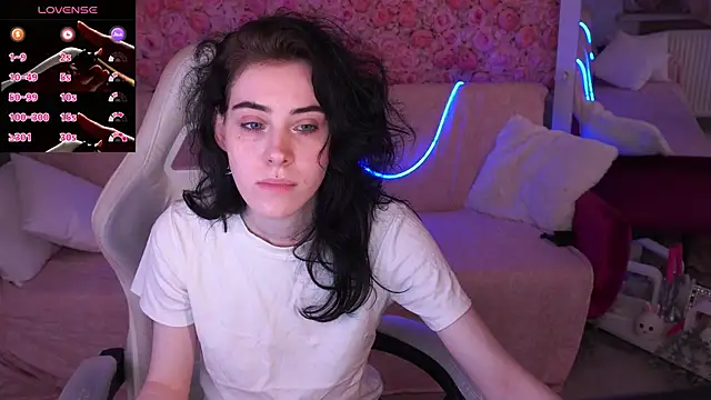 Snapshot of CurleyBlueEyes chatting on 03/27/26, 01:44 CurleyBlueEyes online show from 03/27/26, 01:44