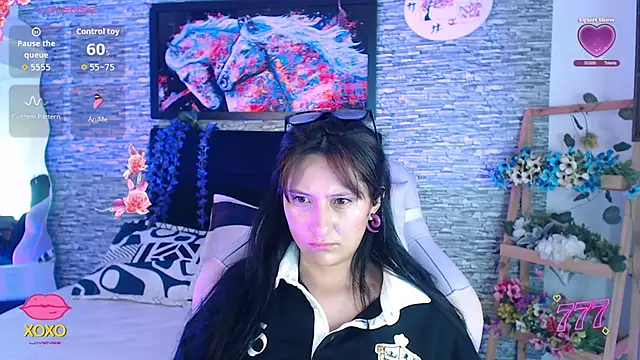 Snapshot of eyes_moonn chatting on 06/19/26, 11:58 eyes moonn online show from 06/19/26, 11:58