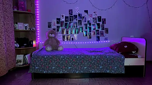 MoonRavelle online show from 04/01/26, 02:58