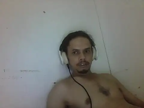 Snapshot of Raku2386 chatting on 04/13/26, 05:35 Raku2386 online show from 04/13/26, 05:35
