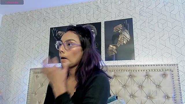 Snapshot of ValeAlvarez_ chatting on 03/27/26, 06:40 ValeAlvarez online show from 03/27/26, 06:40