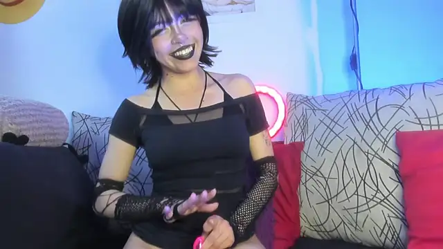 Snapshot of Nyxara- chatting on 05/21/26, 10:28 Nyxara- online show from 05/21/26, 10:28