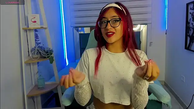 Snapshot of Sara_Red_X chatting on 06/17/26, 03:31 Sara Red X online show from 06/17/26, 03:31