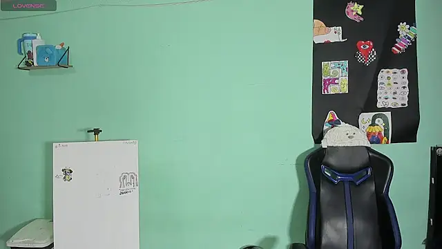 TYLERhHOT2005 online show from 04/18/26, 03:21