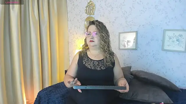 Snapshot of Martinacurvy_ chatting on 06/19/26, 10:08 Martinacurvy online show from 06/19/26, 10:08