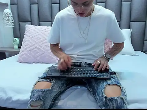 Snapshot of ZoeGrey chatting on 04/10/26, 01:05 ZoeGrey online show from 04/10/26, 01:05