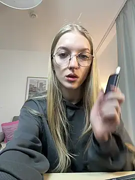Snapshot of EvaEvis chatting on 04/15/26, 05:36 EvaEvis online show from 04/15/26, 05:36