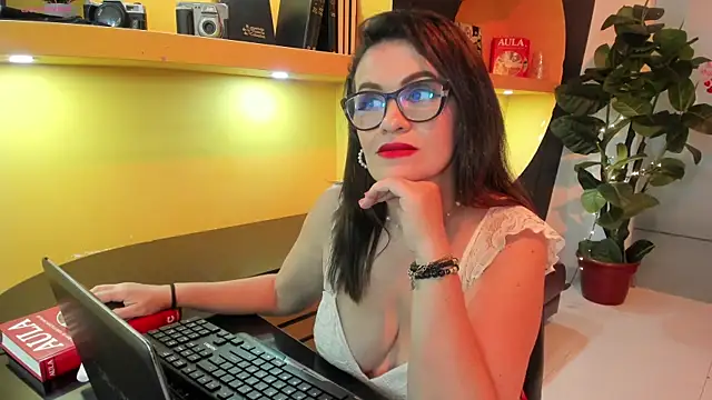 Snapshot of BiancaRoyalle chatting on 04/18/26, 09:15 BiancaRoyalle online show from 04/18/26, 09:15