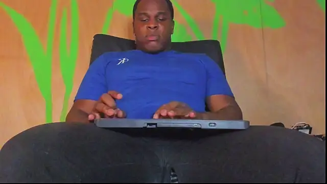 Snapshot of Ragnar_Kamau chatting on 04/01/26, 04:02 Ragnar Kamau online show from 04/01/26, 04:02