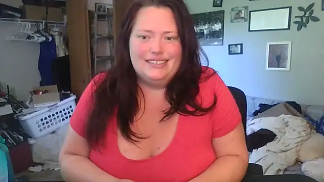 Snapshot of EmberVael chatting on 06/18/26, 09:08 EmberVael online show from 06/18/26, 09:08