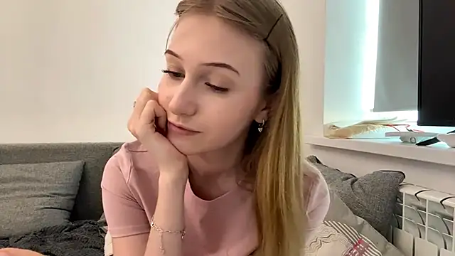 Snapshot of KatrineDrea chatting on 04/17/26, 03:04 KatrineDrea online show from 04/17/26, 03:04