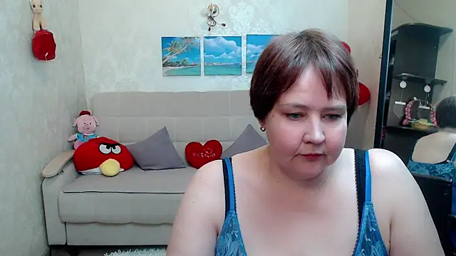 Snapshot of QUEEN02030 chatting on 04/15/26, 09:49 QUEEN02030 online show from 04/15/26, 09:49