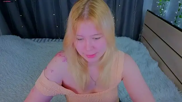 Snapshot of unburnedgirl chatting on 06/22/26, 04:04 unburnedgirl online show from 06/22/26, 04:04