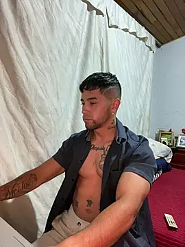 Snapshot of Sexmuscle17 chatting on 06/04/26, 11:33 Sexmuscle17 online show from 06/04/26, 11:33
