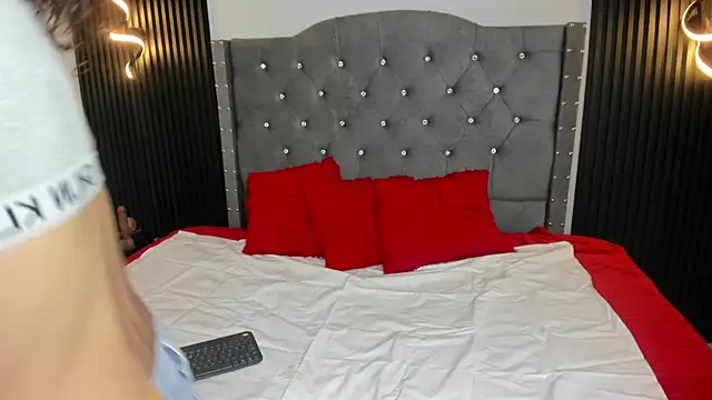 Skylee and Violet online show from 05/20/26, 07:53