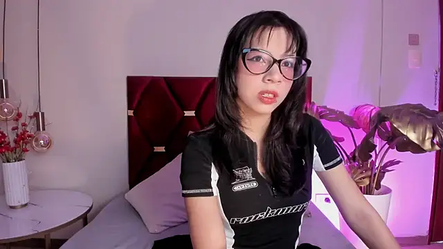Snapshot of AliceThompsonn_ chatting on 04/21/26, 12:56 AliceThompsonn online show from 04/21/26, 12:56