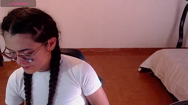 Snapshot of FreyaRouge chatting on 04/20/26, 03:37 FreyaRouge online show from 04/20/26, 03:37