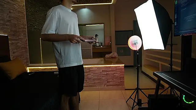 Enzo Crown online show from 04/13/26, 08:25