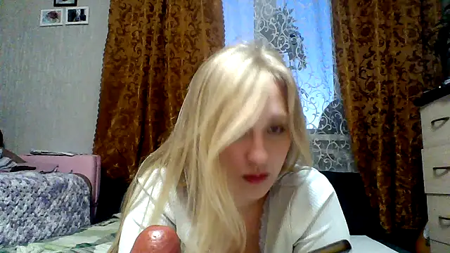 Snapshot of IsOlli chatting on 06/03/26, 02:55 IsOlli online show from 06/03/26, 02:55