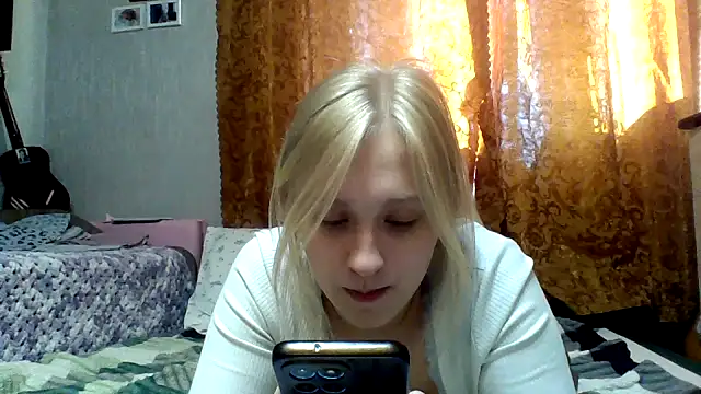 Snapshot of IsOlli chatting on 06/04/26, 01:17 IsOlli online show from 06/04/26, 01:17