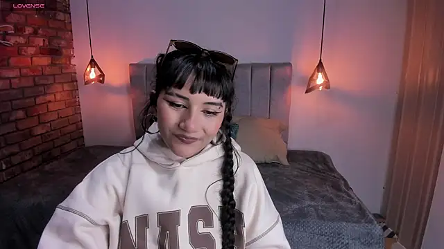 Hanna Clark   online show from 05/03/26, 12:11
