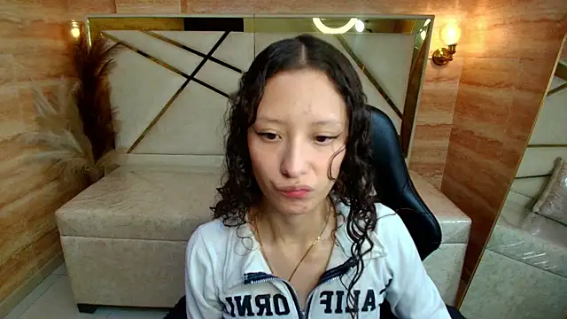 Snapshot of abby__r chatting on 04/30/26, 12:33 abby r online show from 04/30/26, 12:33