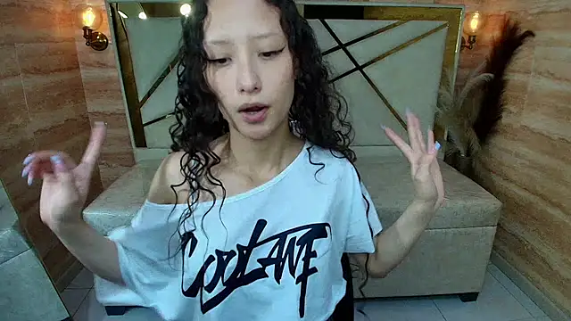 Snapshot of abby__r chatting on 06/25/26, 01:04 abby r online show from 06/25/26, 01:04