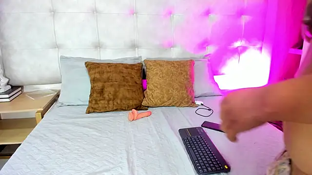 BellaWilliams  online show from 05/21/26, 04:30